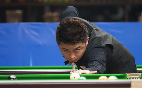 LPL第三阶段赛程激烈，WBG强势晋级，展现强大实力。