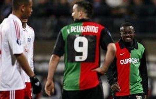 约500公众冒雨聚集牛车水 为奥运健儿欢呼